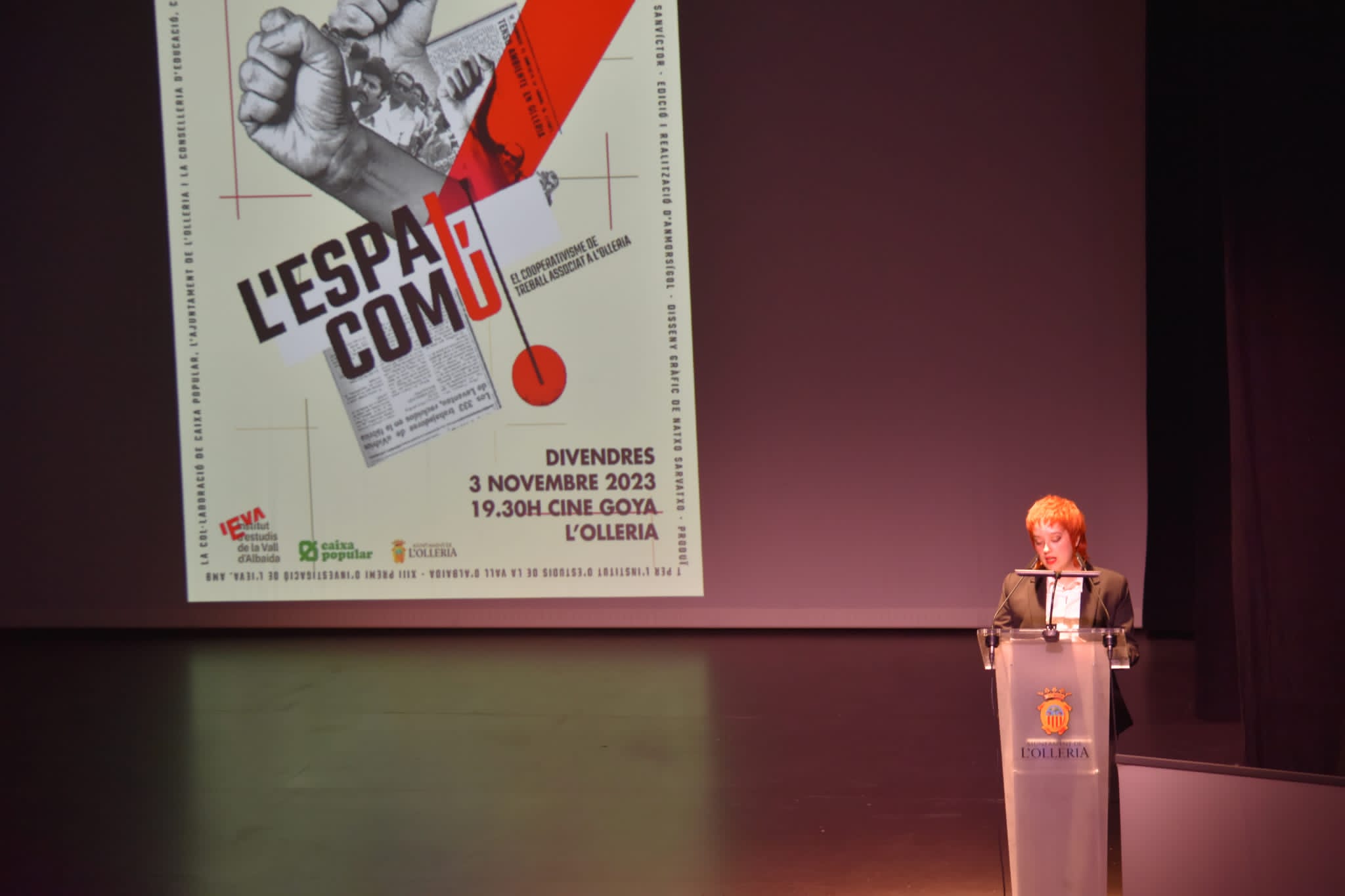 Noèlia Sanvíctor, directora del documental "l'Espai Comú: el cooperativisme de treball associat a l'Olleria", presentant el documental a l'Olleria.